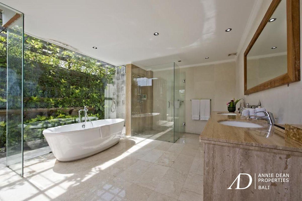 A FREEHOLD LUXURY TROPICAL-STYLE VILLA IN KEROBOKAN NEAR SEMINYAK