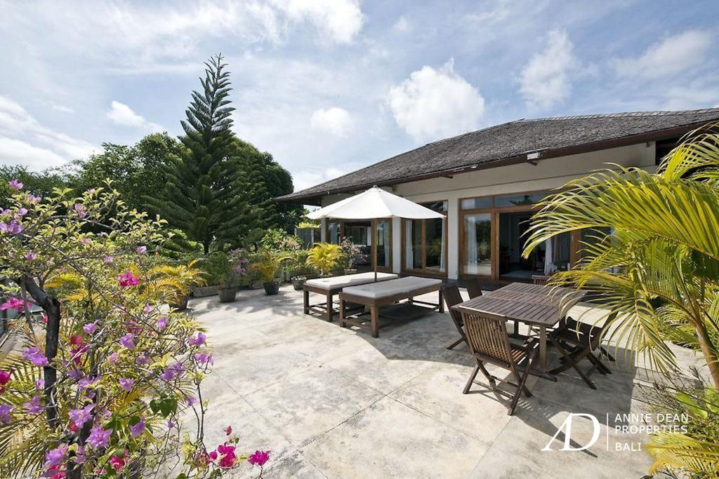 A FREEHOLD LUXURY TROPICAL-STYLE VILLA IN KEROBOKAN NEAR SEMINYAK