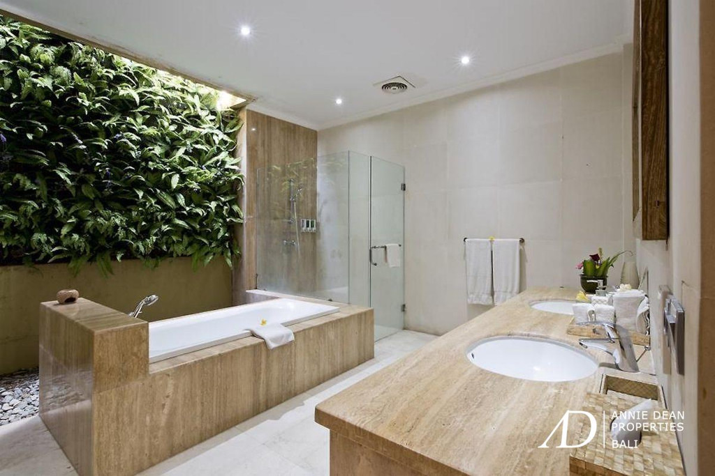 A FREEHOLD LUXURY TROPICAL-STYLE VILLA IN KEROBOKAN NEAR SEMINYAK