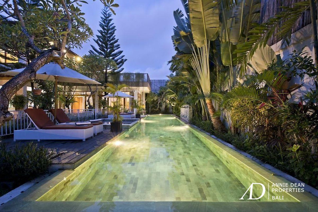 A FREEHOLD LUXURY TROPICAL-STYLE VILLA IN KEROBOKAN NEAR SEMINYAK