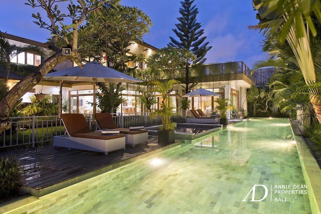 A FREEHOLD LUXURY TROPICAL-STYLE VILLA IN KEROBOKAN NEAR SEMINYAK