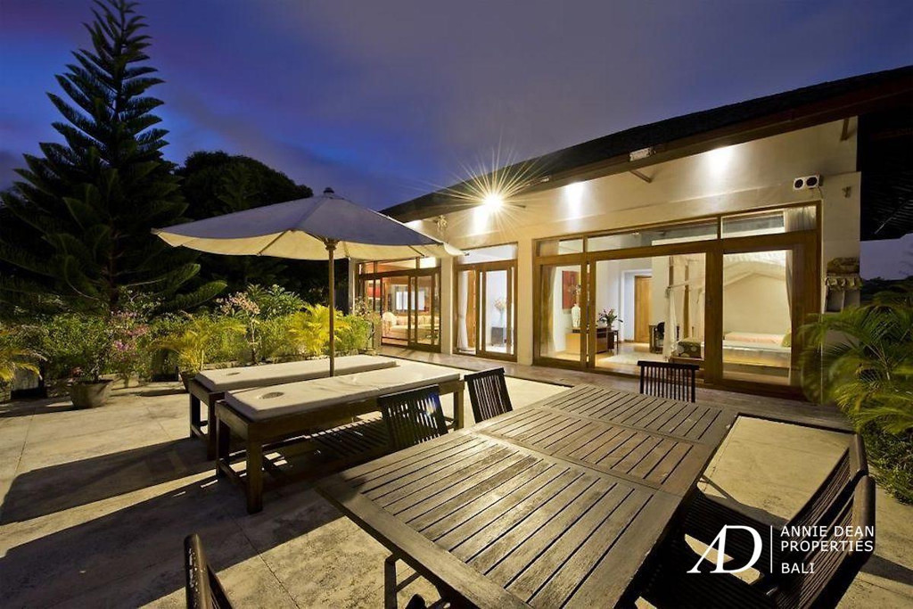A FREEHOLD LUXURY TROPICAL-STYLE VILLA IN KEROBOKAN NEAR SEMINYAK