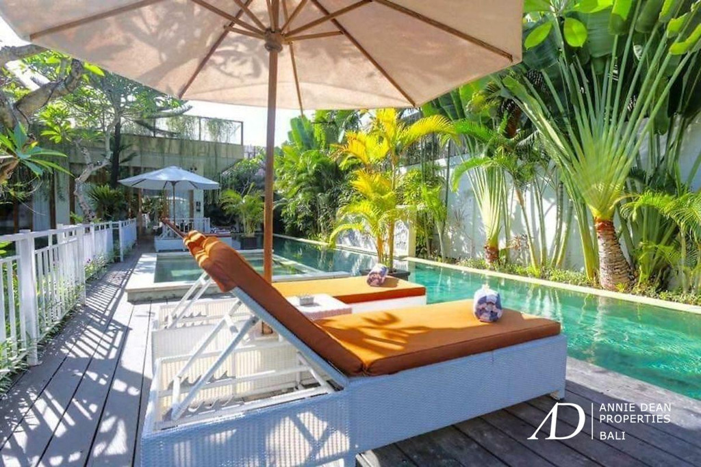 A FREEHOLD LUXURY TROPICAL-STYLE VILLA IN KEROBOKAN NEAR SEMINYAK