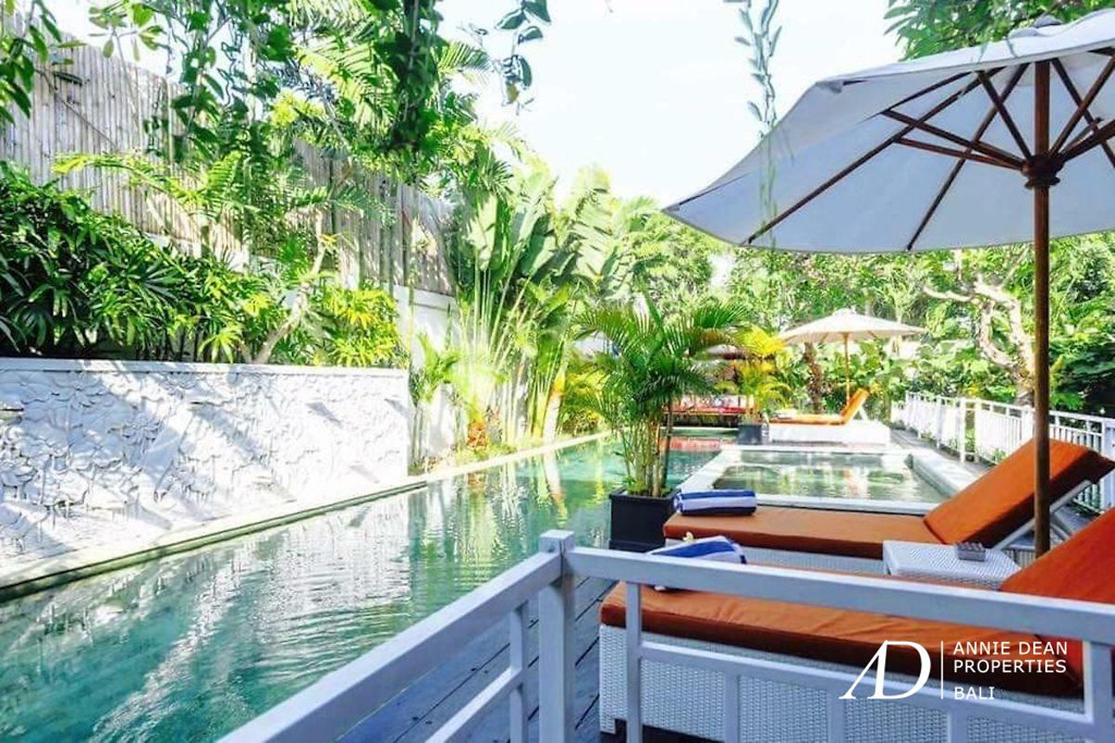 A FREEHOLD LUXURY TROPICAL-STYLE VILLA IN KEROBOKAN NEAR SEMINYAK