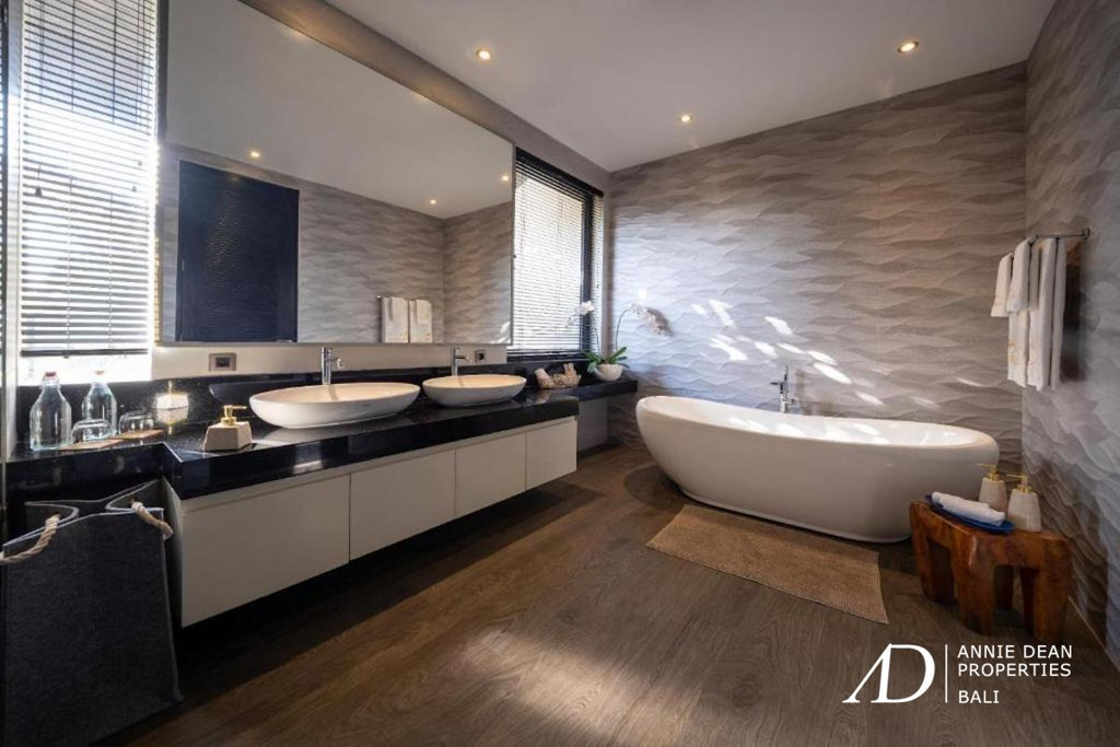 FREEHOLD | LUXURY VILLA 300M FROM SEMINYAK BEACH IN PRESTIGIOUS ESTATE