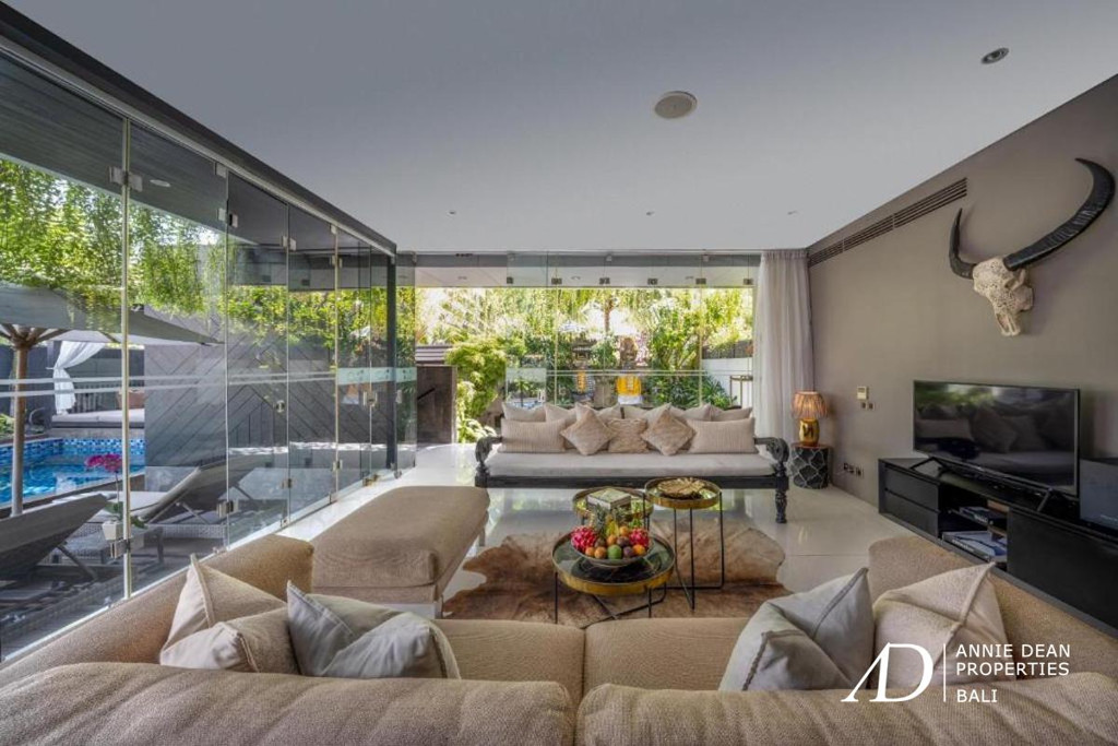 FREEHOLD | LUXURY VILLA 300M FROM SEMINYAK BEACH IN PRESTIGIOUS ESTATE