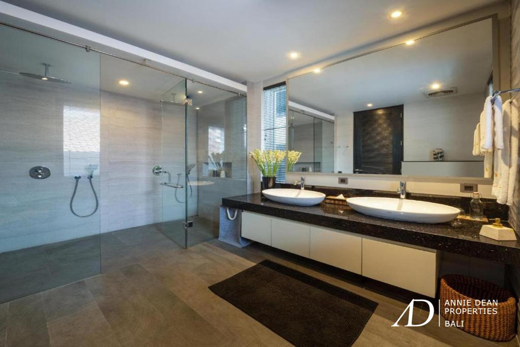 FREEHOLD | LUXURY VILLA 300M FROM SEMINYAK BEACH IN PRESTIGIOUS ESTATE