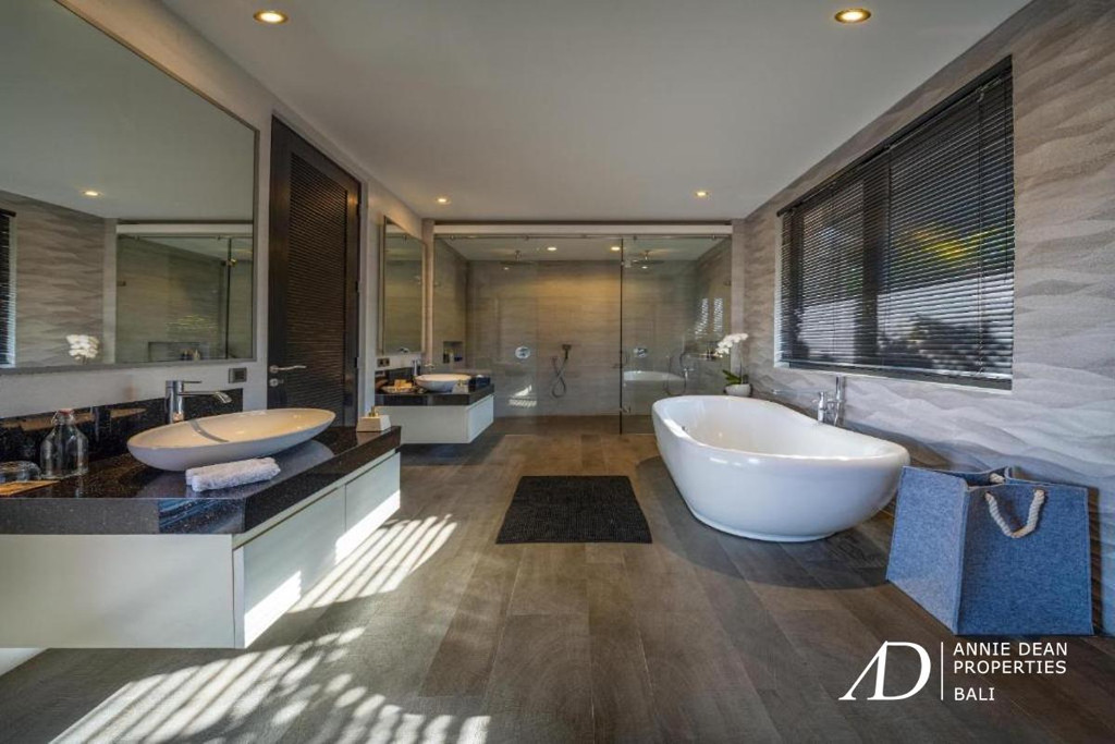 FREEHOLD | LUXURY VILLA 300M FROM SEMINYAK BEACH IN PRESTIGIOUS ESTATE