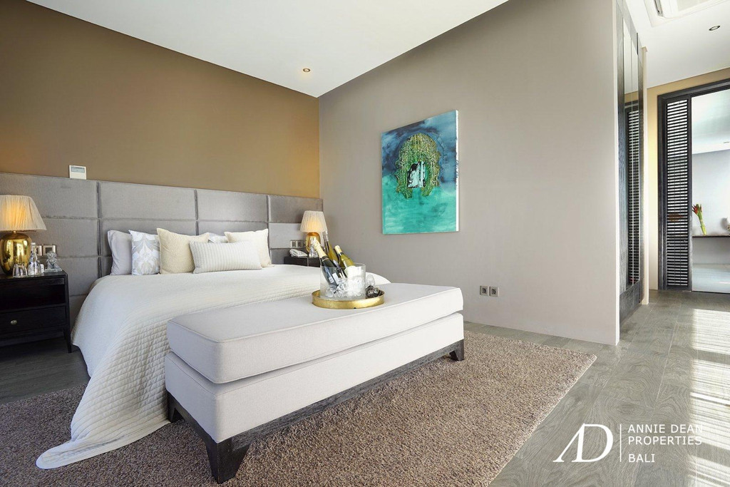 FREEHOLD | LUXURY VILLA 300M FROM SEMINYAK BEACH IN PRESTIGIOUS ESTATE