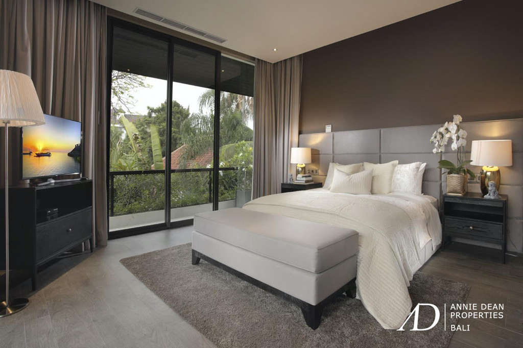 FREEHOLD | LUXURY VILLA 300M FROM SEMINYAK BEACH IN PRESTIGIOUS ESTATE