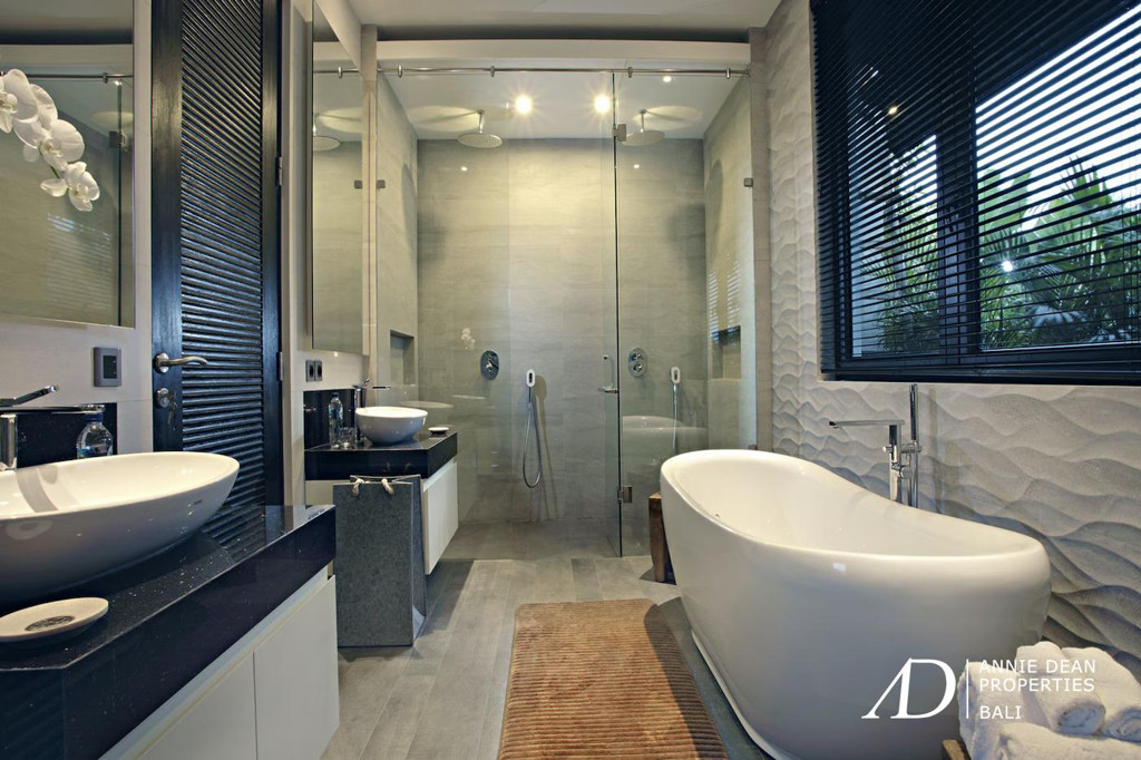 FREEHOLD | LUXURY VILLA 300M FROM SEMINYAK BEACH IN PRESTIGIOUS ESTATE