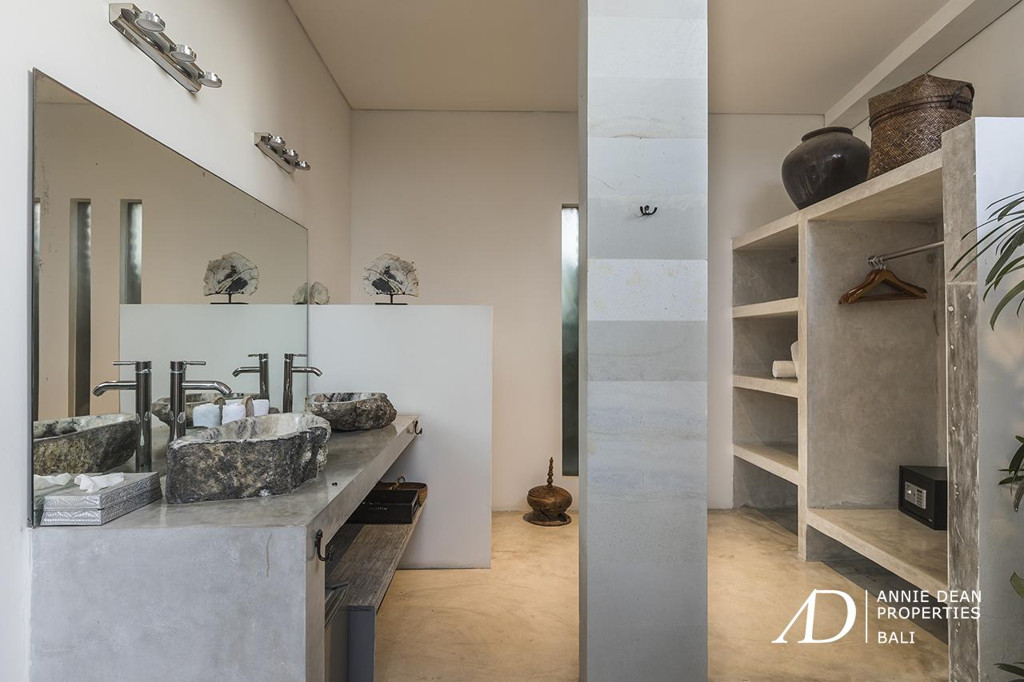 LEASEHOLD | LUXURY SINGLE-LEVEL 3-BEDROOM VILLA IN SEMINYAK