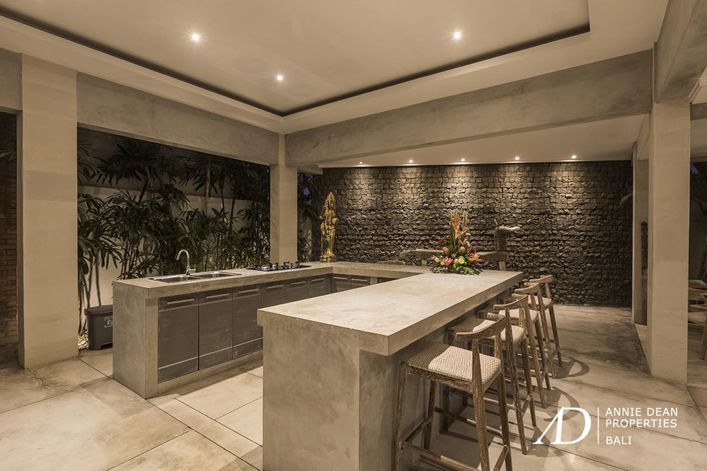 LEASEHOLD | LUXURY SINGLE-LEVEL 3-BEDROOM VILLA IN SEMINYAK