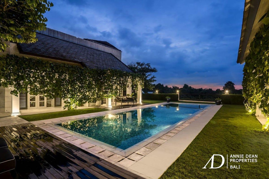 FREEHOLD COLONIAL-STYLE 4-BED VILLA IN TUMBAK BAYUH - PERERENAN 