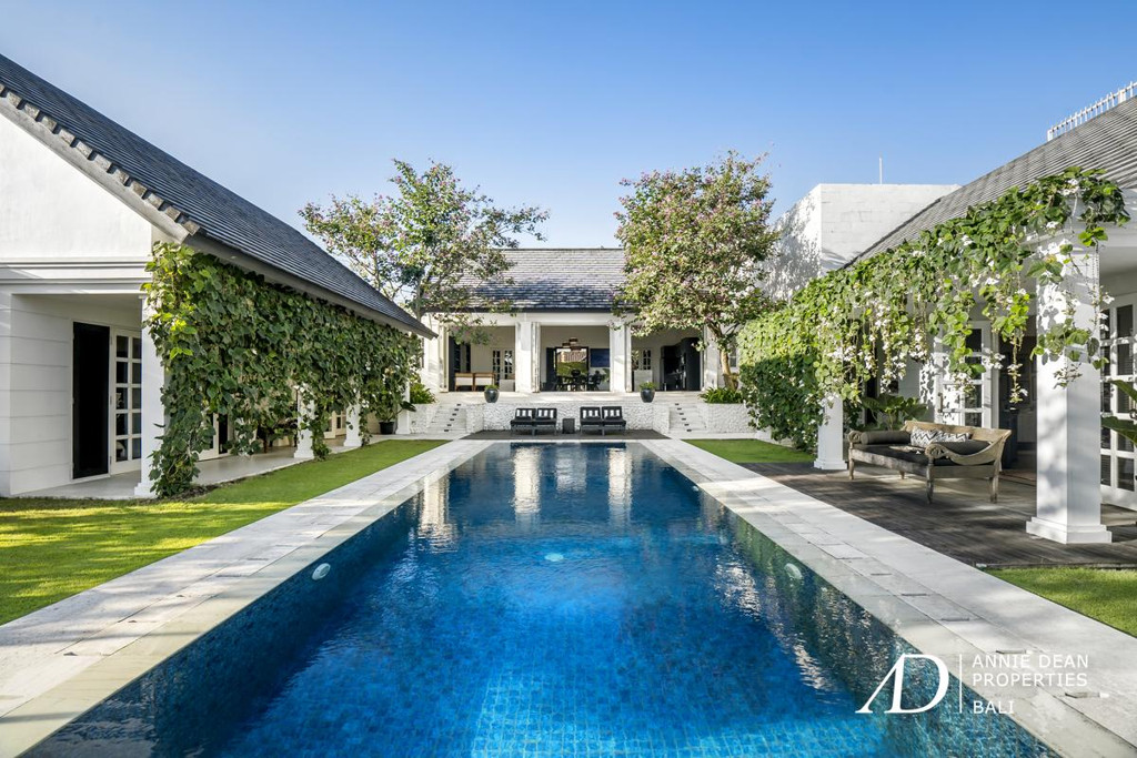 FREEHOLD COLONIAL-STYLE 4-BED VILLA IN TUMBAK BAYUH - PERERENAN 