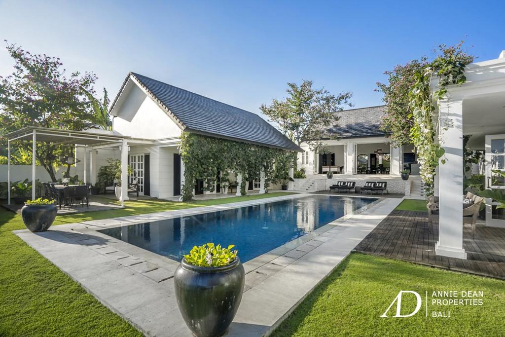 FREEHOLD COLONIAL-STYLE 4-BED VILLA IN TUMBAK BAYUH - PERERENAN 