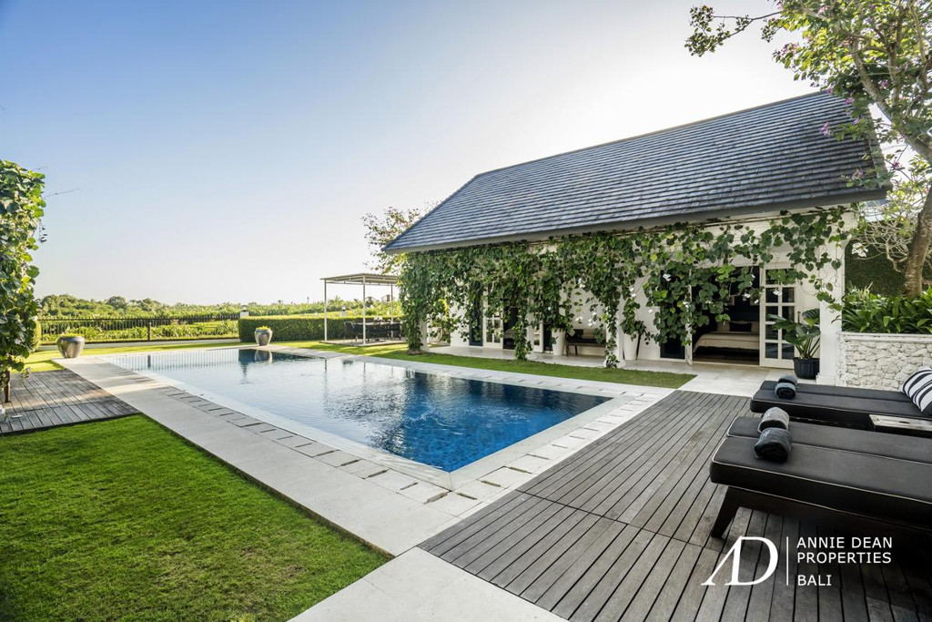 FREEHOLD COLONIAL-STYLE 4-BED VILLA IN TUMBAK BAYUH - PERERENAN 