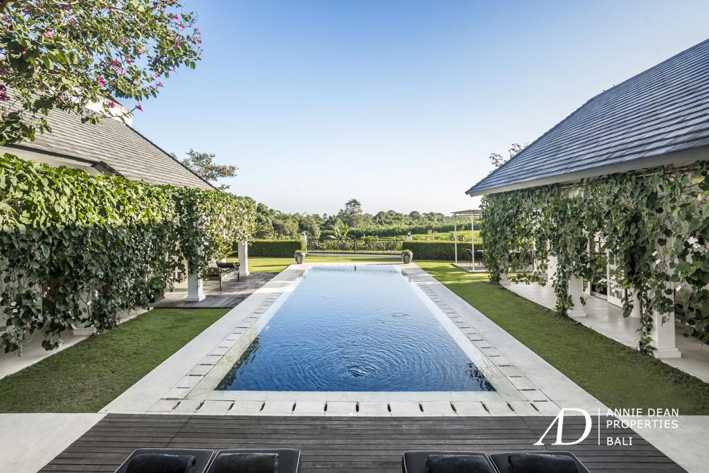FREEHOLD COLONIAL-STYLE 4-BED VILLA IN TUMBAK BAYUH - PERERENAN 