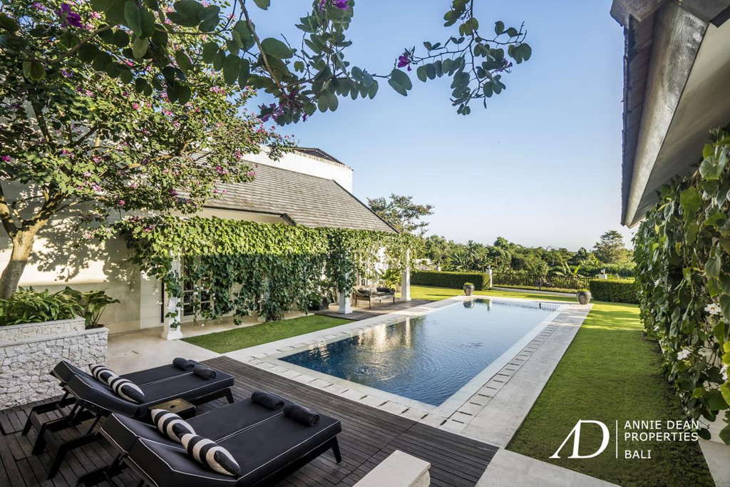 FREEHOLD COLONIAL-STYLE 4-BED VILLA IN TUMBAK BAYUH - PERERENAN 