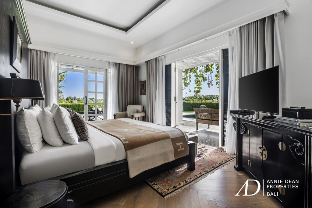 FREEHOLD COLONIAL-STYLE 4-BED VILLA IN TUMBAK BAYUH - PERERENAN 