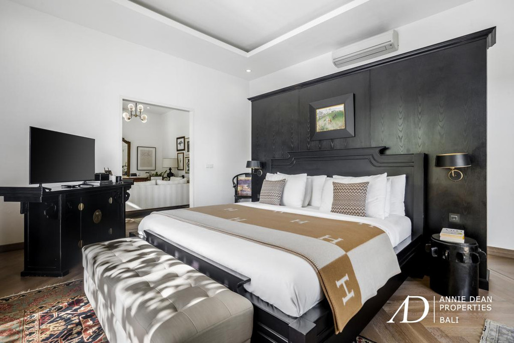 FREEHOLD COLONIAL-STYLE 4-BED VILLA IN TUMBAK BAYUH - PERERENAN 