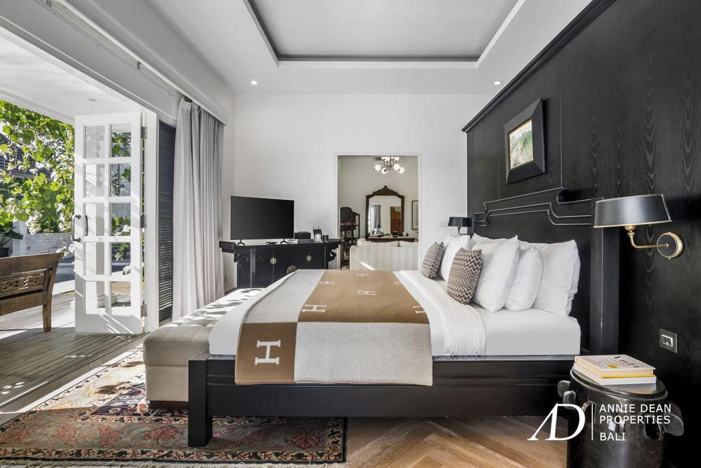 FREEHOLD COLONIAL-STYLE 4-BED VILLA IN TUMBAK BAYUH - PERERENAN 