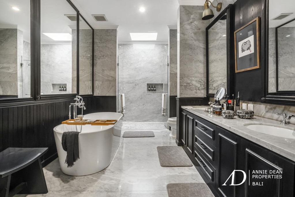 FREEHOLD COLONIAL-STYLE 4-BED VILLA IN TUMBAK BAYUH - PERERENAN 