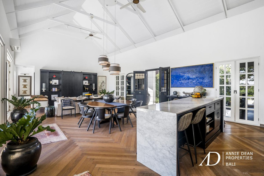 FREEHOLD COLONIAL-STYLE 4-BED VILLA IN TUMBAK BAYUH - PERERENAN 