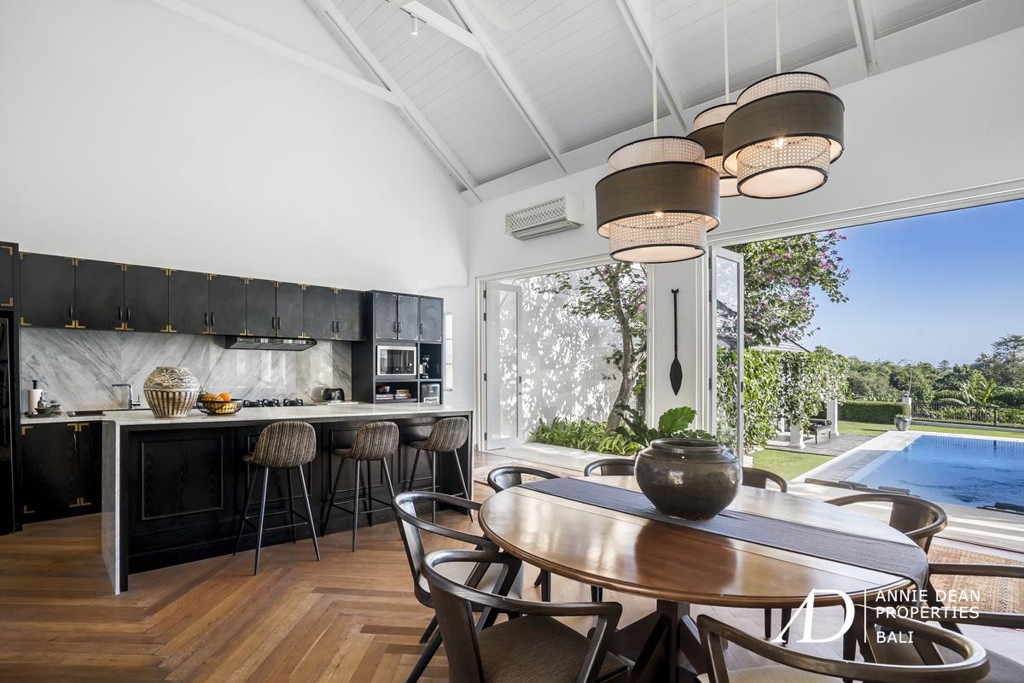 FREEHOLD COLONIAL-STYLE 4-BED VILLA IN TUMBAK BAYUH - PERERENAN 