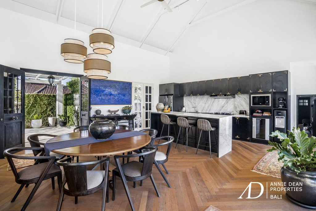 FREEHOLD COLONIAL-STYLE 4-BED VILLA IN TUMBAK BAYUH - PERERENAN 