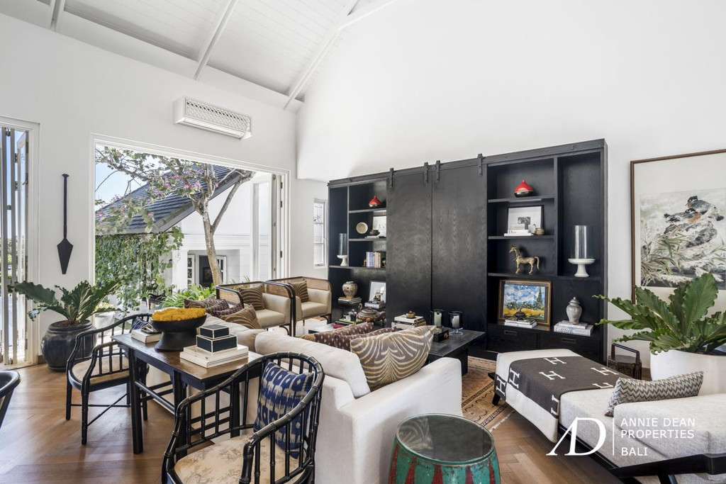 FREEHOLD COLONIAL-STYLE 4-BED VILLA IN TUMBAK BAYUH - PERERENAN 