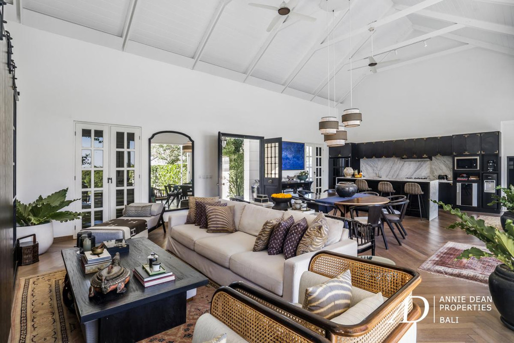 FREEHOLD COLONIAL-STYLE 4-BED VILLA IN TUMBAK BAYUH - PERERENAN 