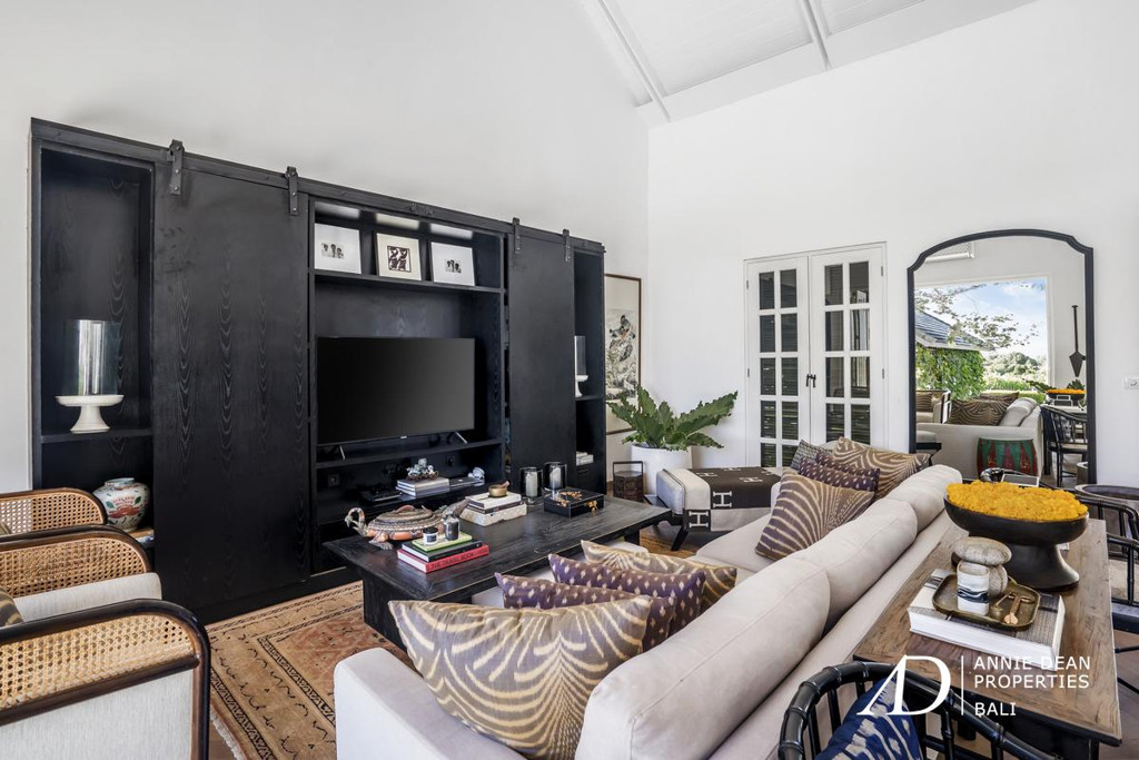 FREEHOLD COLONIAL-STYLE 4-BED VILLA IN TUMBAK BAYUH - PERERENAN 