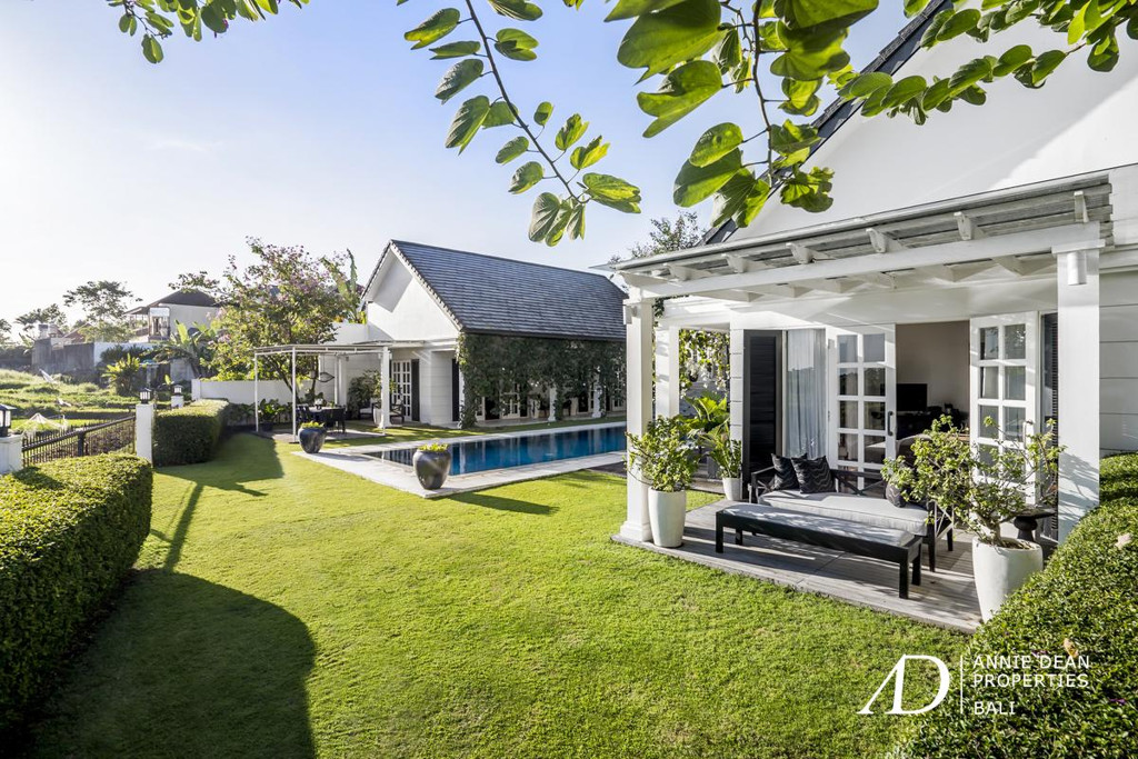FREEHOLD COLONIAL-STYLE 4-BED VILLA IN TUMBAK BAYUH - PERERENAN 