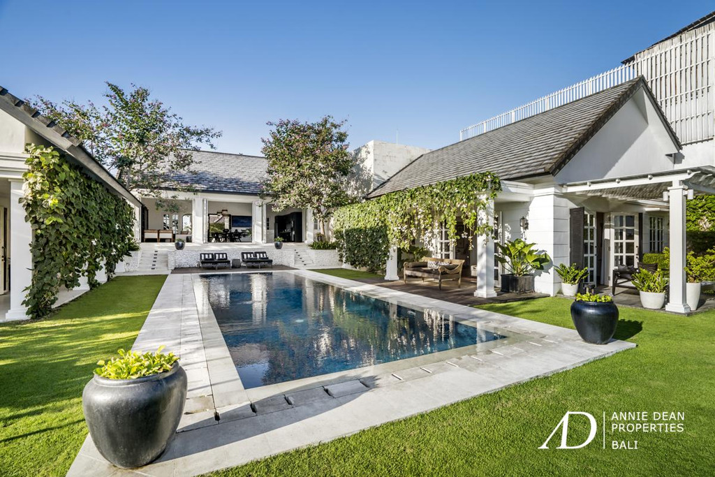 FREEHOLD COLONIAL-STYLE 4-BED VILLA IN TUMBAK BAYUH - PERERENAN 