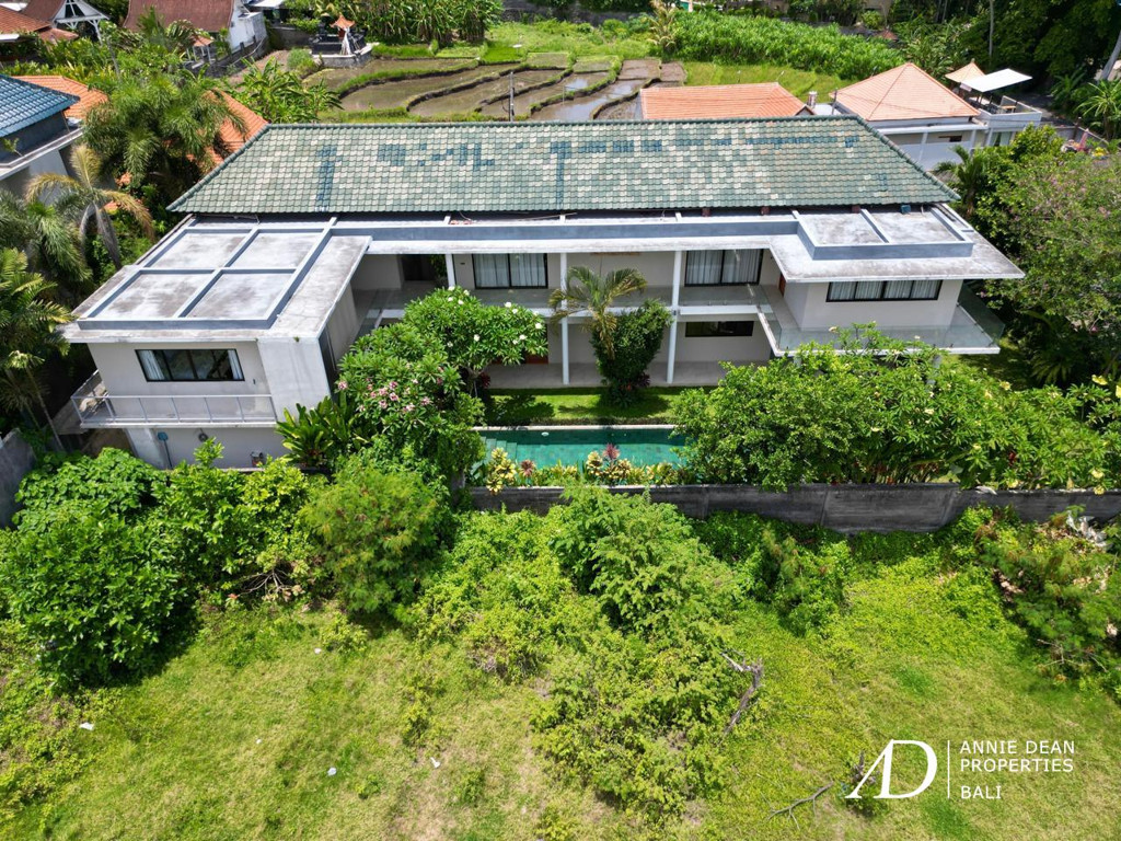 FREEHOLD MODERN  DESIGN VILLA IN TUMBAK BAYUH CANGGU 