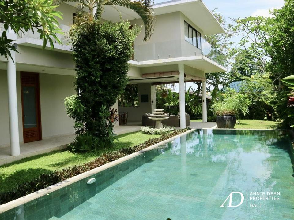 FREEHOLD MODERN  DESIGN VILLA IN TUMBAK BAYUH CANGGU 