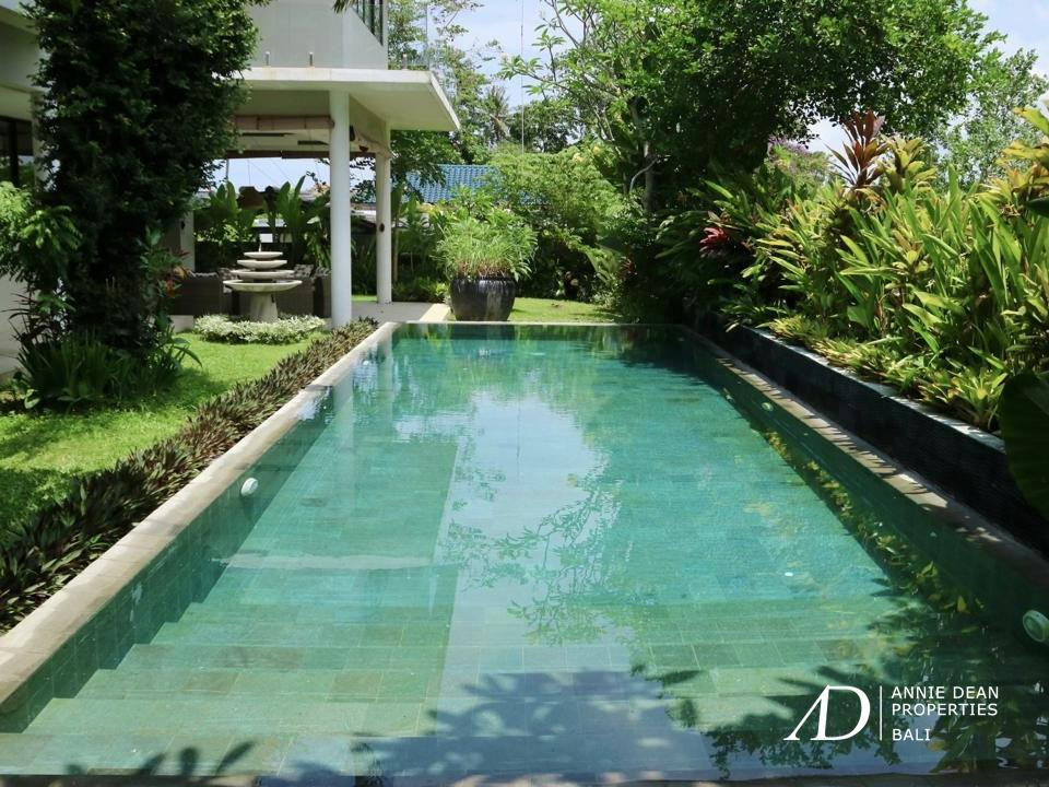 FREEHOLD MODERN  DESIGN VILLA IN TUMBAK BAYUH CANGGU 