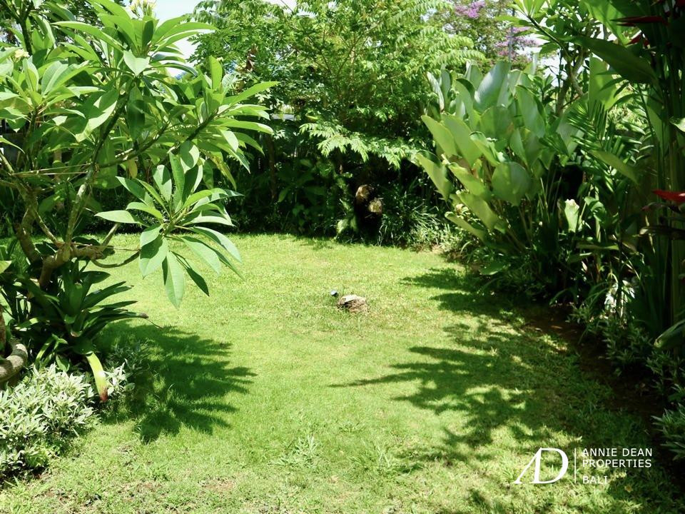 FREEHOLD MODERN  DESIGN VILLA IN TUMBAK BAYUH CANGGU 