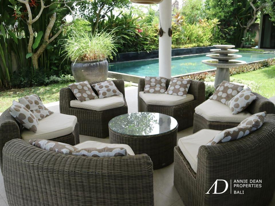 FREEHOLD MODERN  DESIGN VILLA IN TUMBAK BAYUH CANGGU 