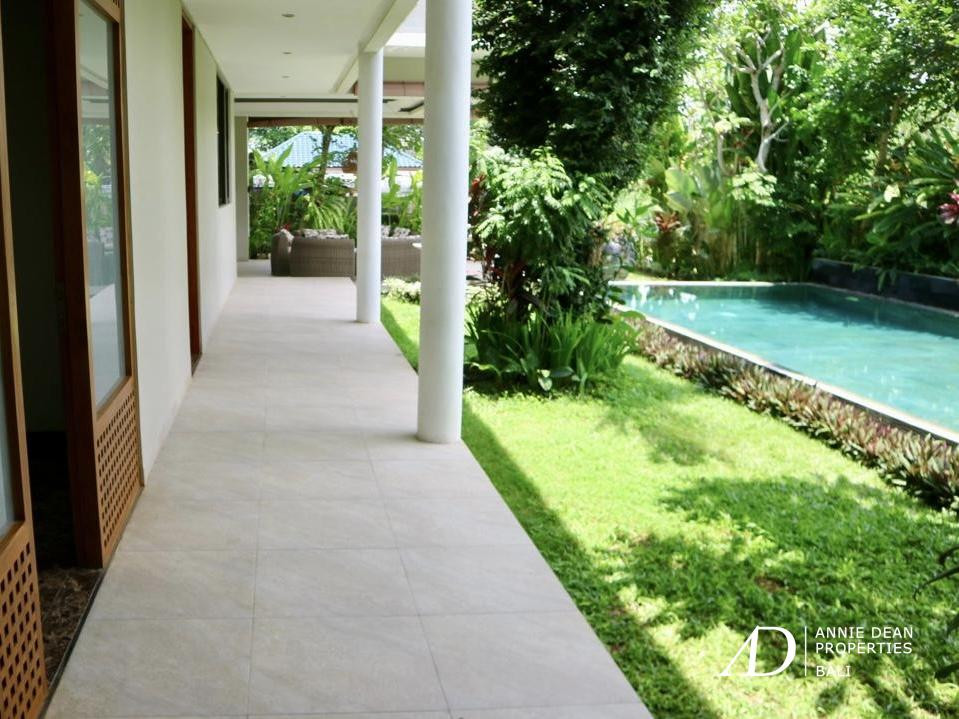 FREEHOLD MODERN  DESIGN VILLA IN TUMBAK BAYUH CANGGU 
