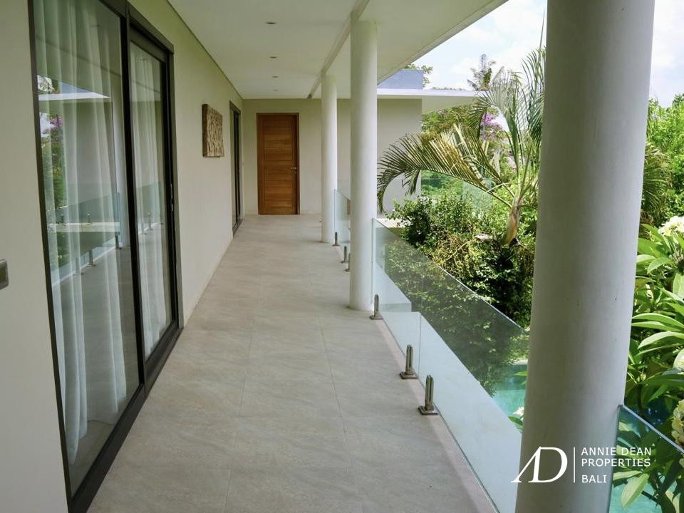 FREEHOLD MODERN  DESIGN VILLA IN TUMBAK BAYUH CANGGU 