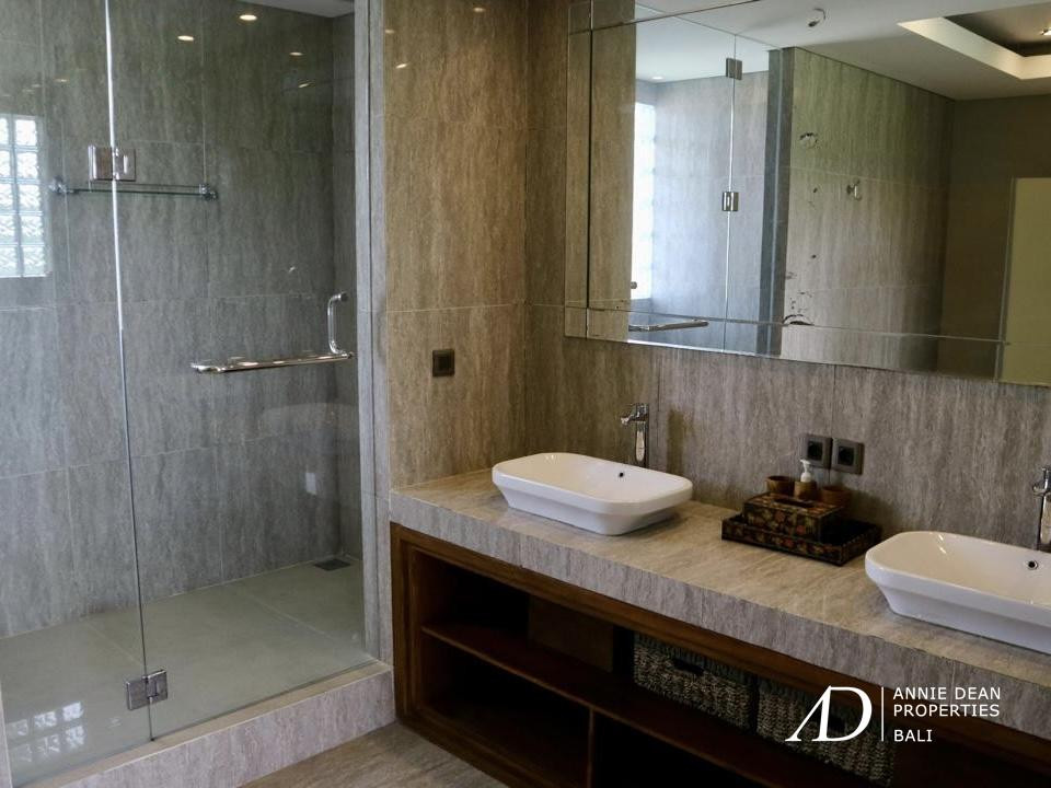 FREEHOLD MODERN  DESIGN VILLA IN TUMBAK BAYUH CANGGU 