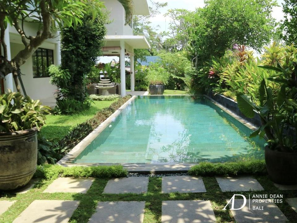 FREEHOLD MODERN  DESIGN VILLA IN TUMBAK BAYUH CANGGU 