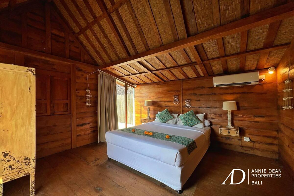 LEASEHOLD (14 YEARS) | JOGLO-STYLE 4-BEDROOM VILLA IN OBEROI SEMINYAK