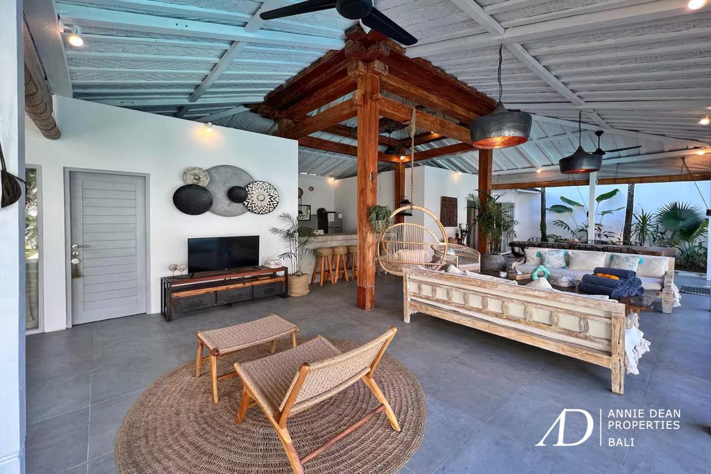 LEASEHOLD (14 YEARS) | JOGLO-STYLE 4-BEDROOM VILLA IN OBEROI SEMINYAK