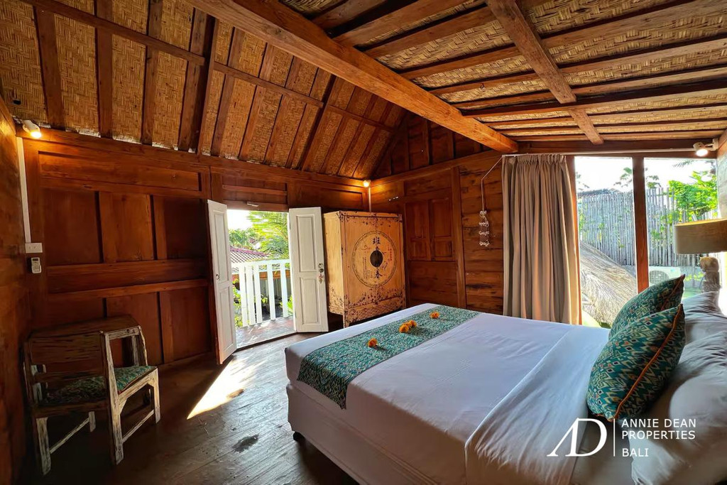 LEASEHOLD (14 YEARS) | JOGLO-STYLE 4-BEDROOM VILLA IN OBEROI SEMINYAK