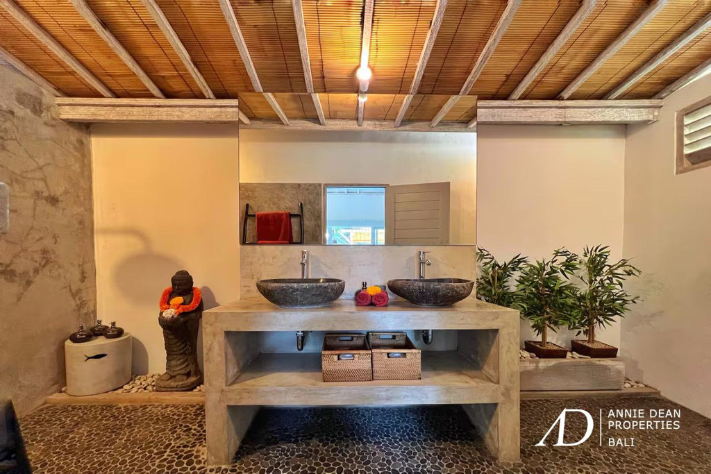 LEASEHOLD (14 YEARS) | JOGLO-STYLE 4-BEDROOM VILLA IN OBEROI SEMINYAK