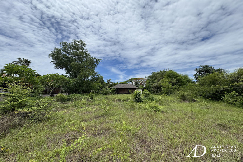 FREEHOLD BEAUTIFUL PLOT OF LAND IN TAMAN MUMBUL, JIMBARAN (27.8 ARE)
