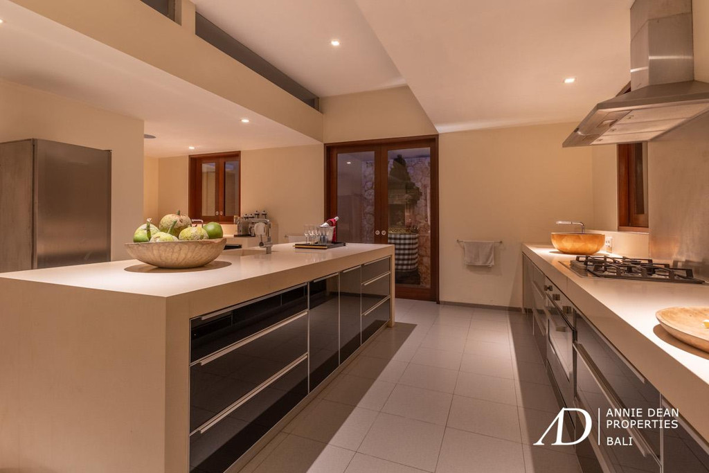 FREEHOLD | LUXURY VILLA WITHIN A PRIVATE COMPOUND IN PRIME SEMINYAK